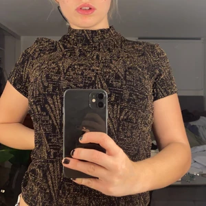 Glitter topp! - Så snygg fest topp! Guldig glimmande polo som sitter lite som en magtröja❤️⭐️