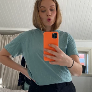 Grön t-shirt - Grön t-shirt från weekday. Köpt hösten 2020. Är i väldigt fint sick. 💚💙