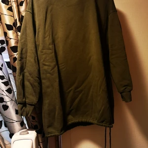 Hoodie - Hoddie oanvänd. Storlek m. Snören i sidan. Katt finns i hemmet. 