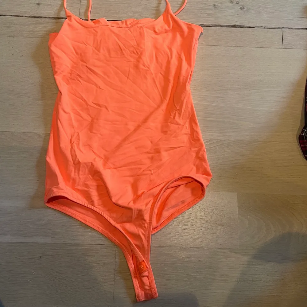 As fin neon body från Zara som är hur fin som helst. Passar tex super bra till fest eller liknande! 🌹. Toppar.