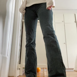 Manchesterbyxor  - Gröna manchesterbyxor i st 26, passar s-m💕