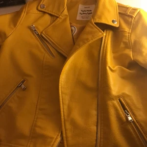 Storlek 13/14 - Denna är en jacka som inte kommer till användning gul färg/ denna kostar 120kr väldigt billigt för en sån här jacka 