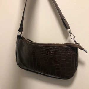 Handväska  - Säljer en söt väska som jag inte använder längre💗 dragkedjan är lite sönder men den går fortfarande att stänga som vanligt❤️