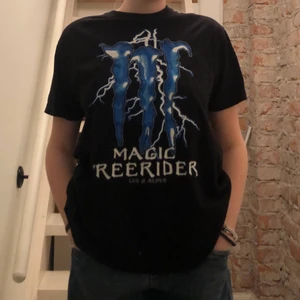 Monster t-shirt  - Köpte på Plick säljer för den används ej. As cool och skön