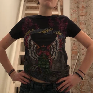 As cool T-shirt  - As fett tröja med glitter och paljetter. Lik edhardy i designen. Köpt secondhand men oanvänd 