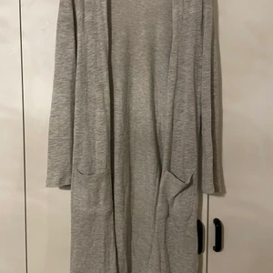 lång kofta från lindex - En grå kofta som inte blivit mycke använd. Det är en 170 i stolek men funkar allt från  XS-M för den är stretchig