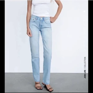 Zara mid rise jeans  - Intressekoll! 💗Zaras populära midrise jeans i den ljusa färgen💘 hör av om funderingar 