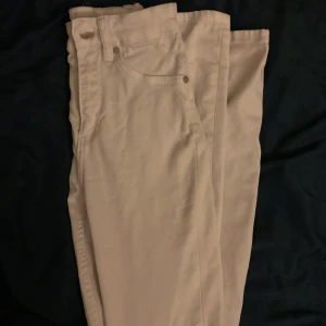 Vita jeans  - Jätte fina vita jeans. Storleken står ej kvar men e ganska säker på det är xs då det är den storleken jag har. Byxorna ger än verkligen jätte fin form. Super bekväma. Det är högmidjade!