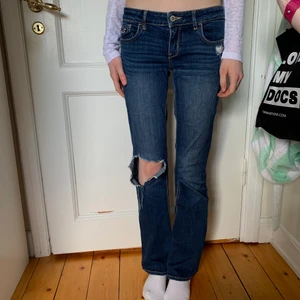 Jeans - Jeans från hollister som är raka i modellen med hål i ena knät. Storlek 25, 150kr plus frakt💕💕