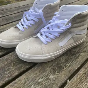 Vans ski hi 8 i färgen beige storlek 40. Jättefina men var tyvärr lite för små för mig, haft på mig en gång. Köptes för 1000 säljer för 400!