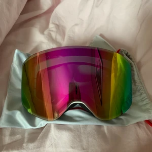 Skidglasögon  - Säljer mina skidglasögon som jag använt 1 gång bara! Så dom är som helt nya! Frakten ligger på 79kr!💕💕