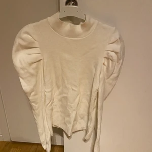 Vit topp med puffärm - Säljer denna vita klassiska tröja med polo och puffärm.