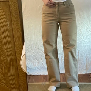 Beiga jeans från Carin wester - Beiga jeans från Carin Wester i fint skick, går ner i backen på mig som är 170. Frakt tillkommer