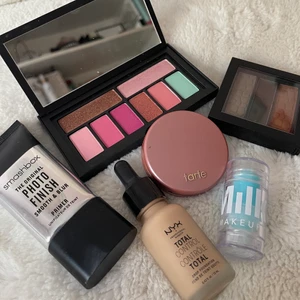 Sminkpaket - Ett så fint sminkpaket med massa dyra lyxiga märken. (ALLT ÄR TESTAT MEN ENDAST EN GÅNG SÅ HELA PRODUKTERNA ÄR KVAR). ❤️ Smashbox ögonskuggapalett 130kr ❤️tarte rouge 85kr ❤️makeupstore ögonbrynspuder 80kr ❤️Smashbox primer 100kr ❤️Milk makeup cooling water stick 60kr ❤️Nyx foundation (färgen buff chemois) 50kr!!! ALLT FÖR 300kr