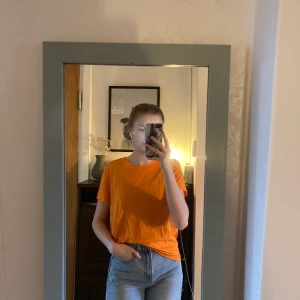 Orange T-shirt  - Använd fåtal gånger då jag hade en liten period med färgen orange, som gick över fort. Den kommer från BikBok och är i storlek M✨