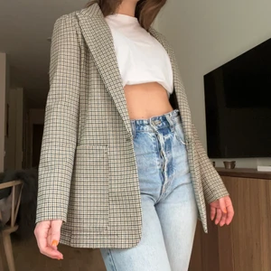 Kavaj H&M - Fin kavaj från H&M som tyvärr blivit lite liten på mig (har vanligen stl 36/s). Mycket sparsamt använd. 🤎 