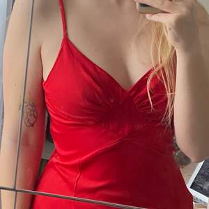 Röd klänning från BIKBOK i fint skick. Endast använd en gång! Inga hål eller fläckar. Min överdel är storlek M och underdel L och denna i storlek M passar mig bra. Säljer denna då den inte kommer till användning. :) 💕