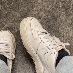 Nike air force - Nike air force lagom använda! Ej tvättade på bilden men tvättas självklart innan dom skickas! Säljer pga att dom är för stora för mig! Köparen står för frakten, pris går att diskutera!🤍