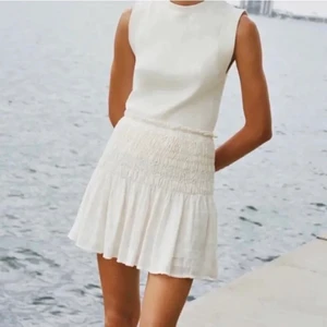 Zara kjol - Fin kjol från zara som inte kommer till användning. Storlek M men är liten i storleken. Hör av dig vi funderingar 💘💘