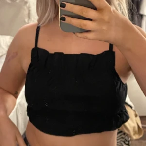 Topp  - Gullig svart topp från H&M . Använd fåtal gånger !