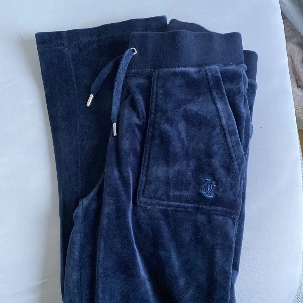 Säljer nu mina juciy Couture byxor i färgen mörkblå. Har använt dom ungefär 3 gånger❤️ Skulle säga att byxorna passa någon som är mellan 160 till 165cm lång💕 Själv är jag 155cm och dom är för långa💞Vid intresse skriv för mer bilder💗 Högst bud 1200kr. Jeans & Byxor.