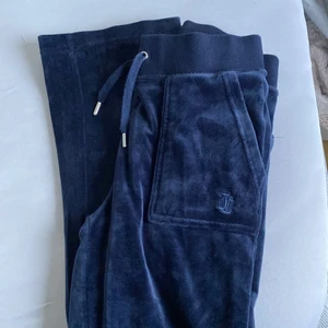Juciy couture  - Säljer nu mina juciy Couture byxor i färgen mörkblå. Har använt dom ungefär 3 gånger❤️ Skulle säga att byxorna passa någon som är mellan 160 till 165cm lång💕 Själv är jag 155cm och dom är för långa💞Vid intresse skriv för mer bilder💗 Högst bud 1200kr
