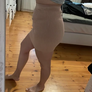 Tubkjol glittrig   - Kjol från bikbok, aldrig använd. Lappar kvar. Pris exkl frakt. 