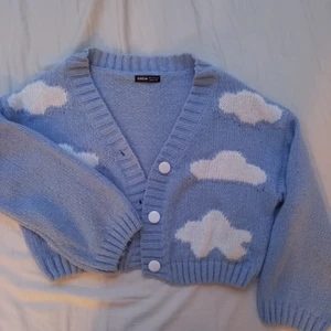 Kofta med moln - Fin kofta med söta moln på! Storlek s, men passar bra på mig som ligger mellan mellan s och xs. Skriv vid intresse eller om du vill se fler bilder på den. 