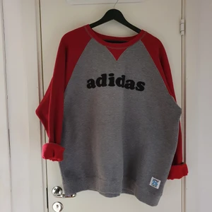 Adidas sweatshirt  - Adidas sweatshirt, använd några gånger men är i fint skick. Har man några frågor eller vill ha fler bilder är det bara till att skriva. Betalning via swish.