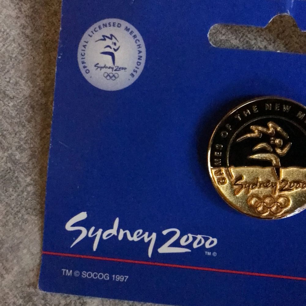 Oöppnad pin från OS i Sydney år 2000. Väldigt ovanligt att finna dessa tillsammans med sin originalförpackning. Pris 100kr.. Övrigt.