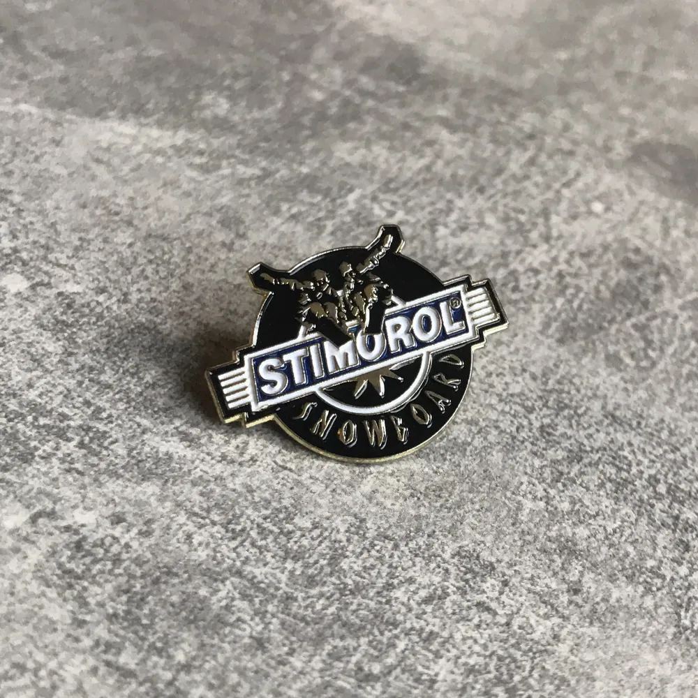 En vintage Stimorol Snowboard Pin. Ovanliga att hitta! 70kr + 13kr i fraktkostnad.. Övrigt.