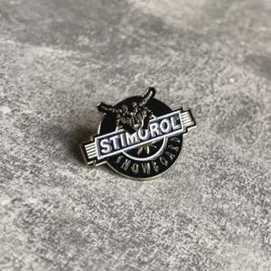 En vintage Stimorol Snowboard Pin. Ovanliga att hitta! 70kr + 13kr i fraktkostnad.