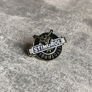 Stimorol Snowboard Pin Vintage - En vintage Stimorol Snowboard Pin. Ovanliga att hitta! 70kr + 13kr i fraktkostnad.