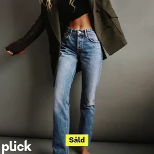 Zara Mid Rise jeans  - Lägger ut den här igen då köparen ändrade sig, dem är helt nya och prislappen är kvar. Skriv privat om ni undrar över något💕  buda i budgivningen🥰 (frakt ingår inte)