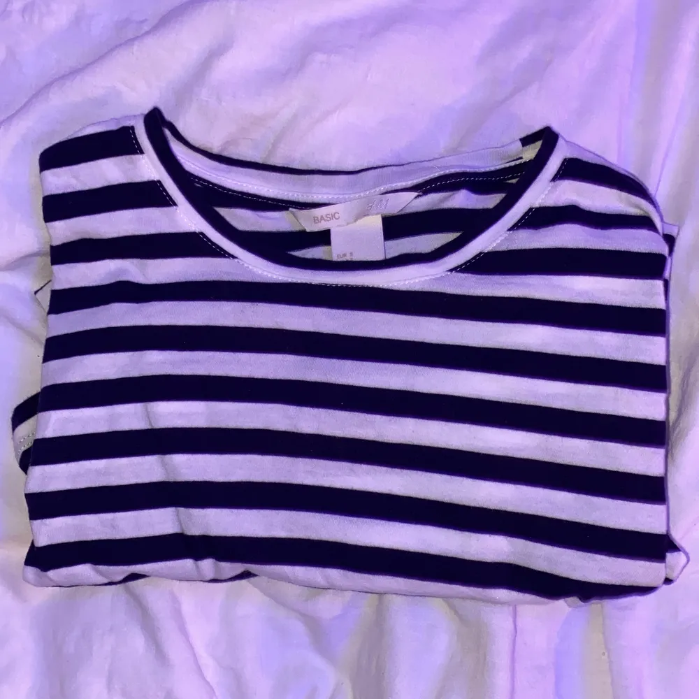 Säljer min superfina tröja från hm då den är lite för stor 💕 den är i strlk s men passar xs bra 🤩. T-shirts.