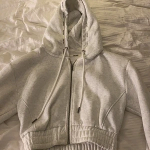 Lounge hoodie med zip - Väldigt bra skick! Rätt liten i storleken, köparen står för frakt💕