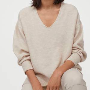 Beige/ljusvit v ringad tröja från H&M ⚡️⚡️ endast använd fåtal gånger 
