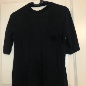 Blus med open back - En trendig blus med öppen rygg, använd 1 gång tidigare.