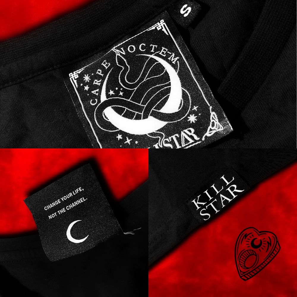 ”𝑪𝒐𝒎𝒆 𝒐𝒖𝒕, 𝒄𝒐𝒎𝒆 𝒐𝒖𝒕, 𝒘𝒉𝒆𝒓𝒆𝒗𝒆𝒓 𝒚𝒐𝒖 𝒂𝒓𝒆...” The one and only KILLSTAR Release Me Top 🖤🙌🏻🦇 En svart långärmad tröja med maffigt ouija tryck fram, bak + på ärmarna!! ✨ Köptes för totalt 500kr och i nyskick! Finns kvar men denna modell säljs ut BLIXTsnabbt so get it while you still can! 🤭⛓ Frakt tillkommer på 48kr 💌. Toppar.