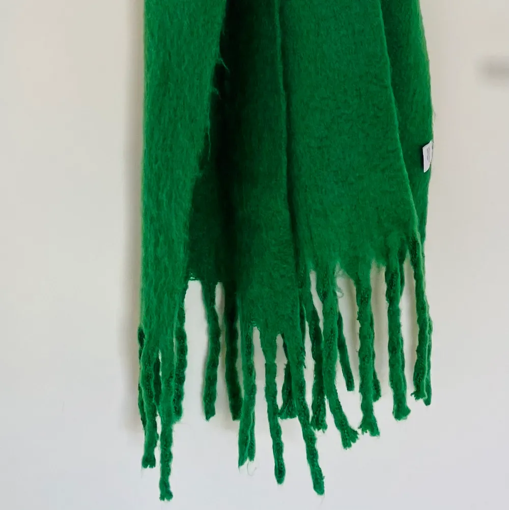 Mysig stickad halsduk från Urban Outfitters i en härlig grön färg!. Accessoarer.