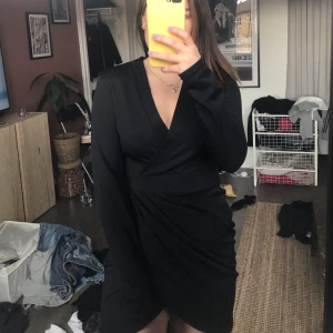 Klänning - Oanvänd klänning med prislapp kvar. Från Nelly. 