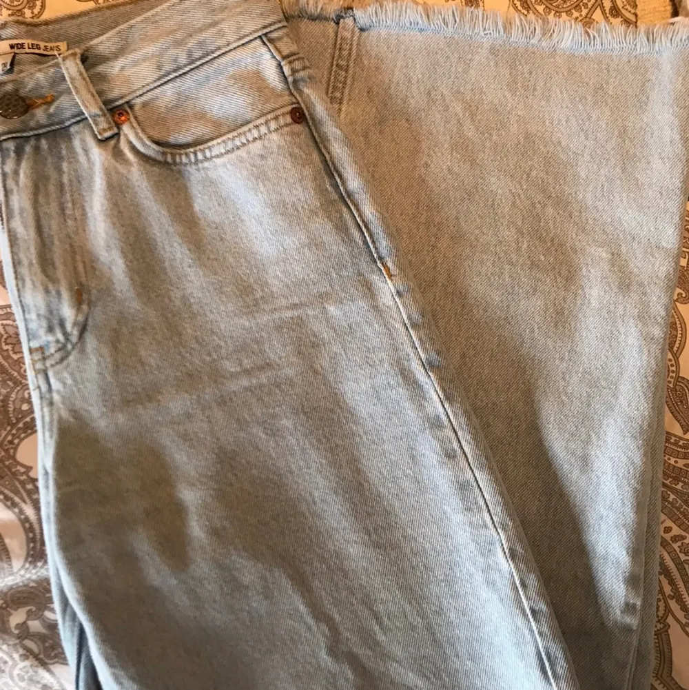 Ett par ljusa wide leg jeans köpta på junkyard, klippt dem efter min egna längd (170) men det går fortfarande ner till hälen på mig . Jeans & Byxor.