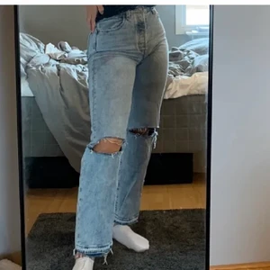 Levis jeans  - Säljer dessa Levis jeans i storlek 26. Sitter perfekt på. Mitt pris 500kr, nypris 1200kr💕 Kan fraktas & mötas upp<3
