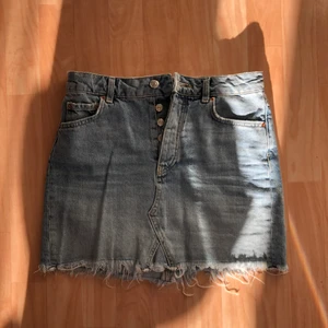 Jeanskjol - Säljer min jeanskjol som är för liten. Har knappt använt den mer än en sommar och den är i mycket bra skick. Den är från Gina tricot och har midjemått på ca 73 cm, den sitter högmidjat. ”Längden” på den är ca 38 cm. Frakt tillkommer, skriv om ni har några frågor!🥰