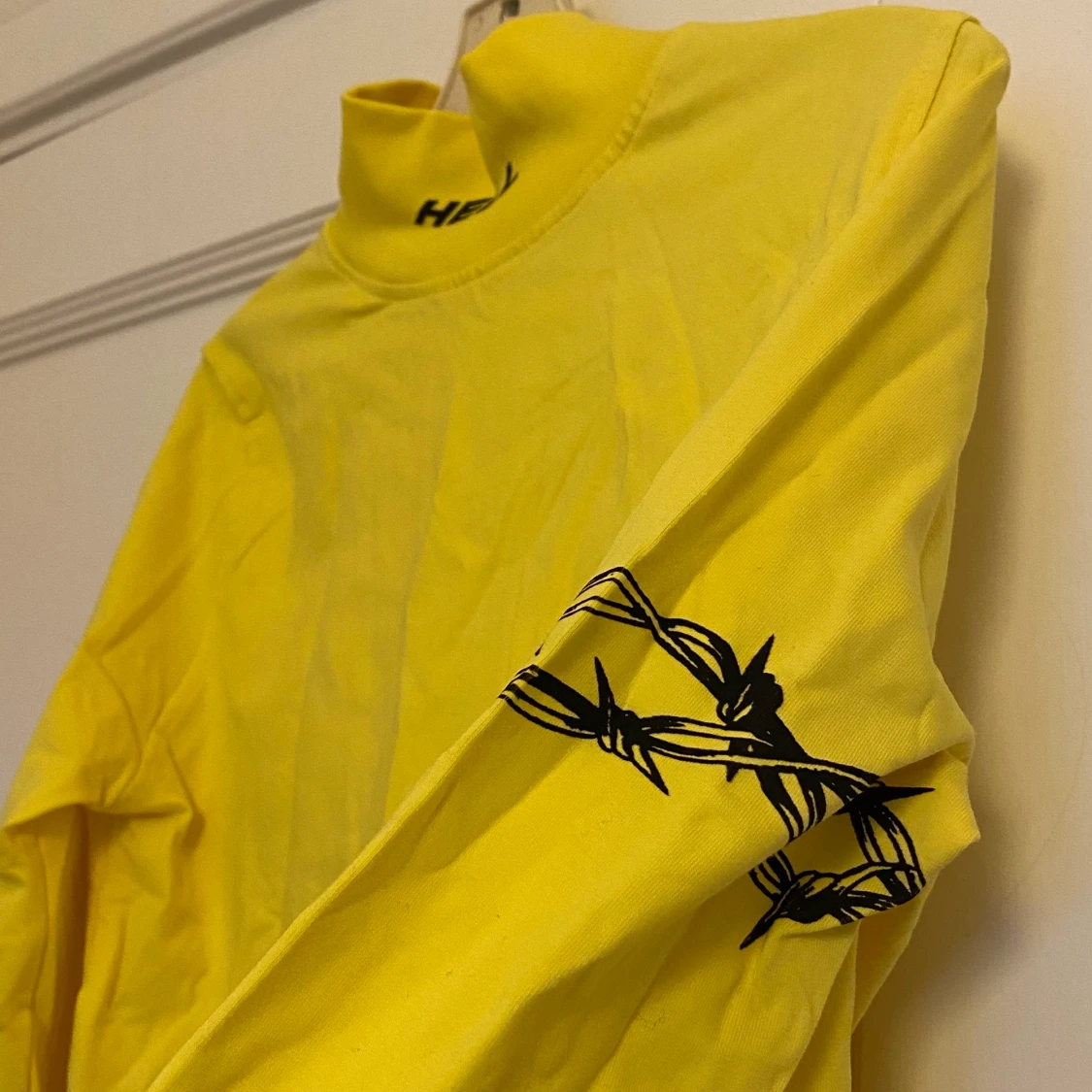 Knallgul kroppsnära tröja - 90