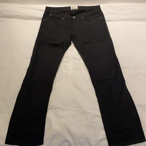 Acne Jeans  - Ett par Acne jeans som tyvärr blev för små för mig för snabbt och inte hann använda lika mycket som jag hade önskat. Väldigt bra skick då jag inte hann använda de så mycket.