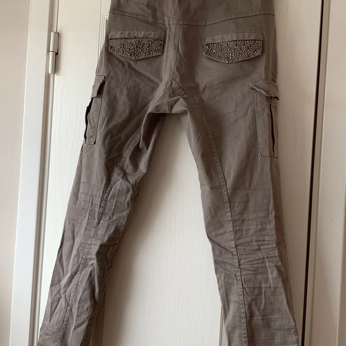 Gråa byxor  - 90