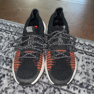 Adidas Ultraboost - Använda ett fåtal gånger. Storlek 44 2/3. Grymt sköna joggingskor. 