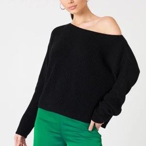 Stickad tröja - En svart oanvänd stickad tröja från Josefin Ekströms kollektion med NAKD. Storlek S - 120kr