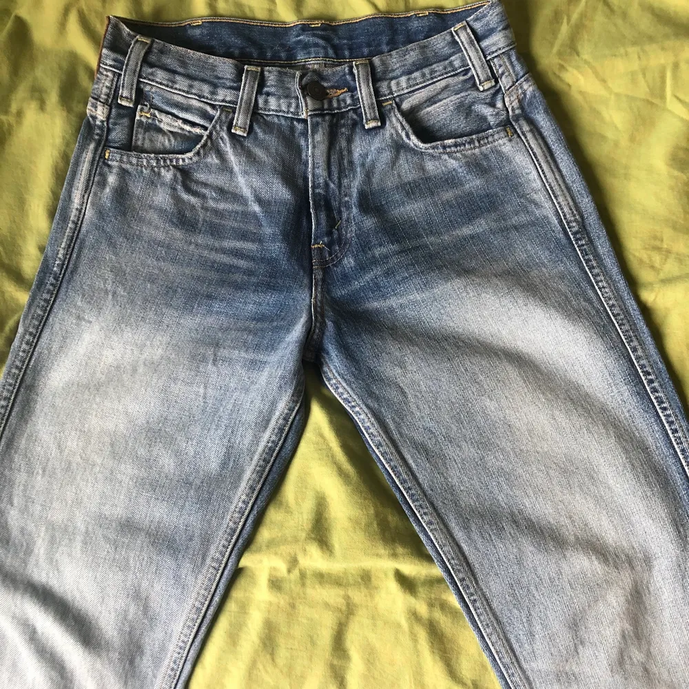 Ett par superfina utsvängda jeans från Levis. Säljer pga att de är för små för mig (har xs/s i vanliga fall) Utöver det är de superfina och i väldigt bra skick <33. Jeans & Byxor.